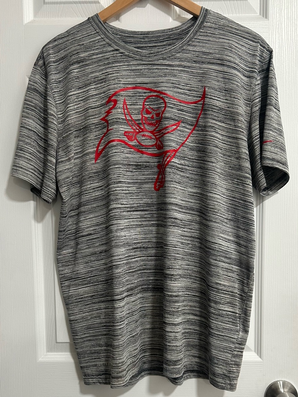 Nike Tampa Bay Buccaneers  Travel Performance T-Shirt Dri-FIT Size Men’s Large